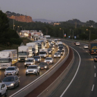 Plano general de la marcha lenta de camiones por la AP-7 en sentido Tarragona.