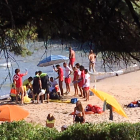 Los sanitarios atendiendo al hombre en la playa de los Capellans.