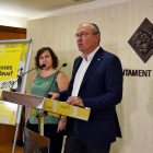 L'alcalde de Reus, Carles Pellicer, i la regidora Montserrat Flores, durant la presentació dels pressupostos participatius.