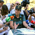 La portavoz de la Guardia Civil, Mercedes Martín, se apoya de un mapa para explicar a los medios de comunicación las labores de búsqueda de Blanca Fernández Ochoa, en Cercedilla