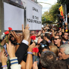 Imatge dels concentrats davant el Departament d'Economia portant una urna de grans dimensions aquest 20 de setembre de 2017.