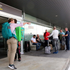 Turistas con maletas en la puerta del Aeropuerto de Reus.