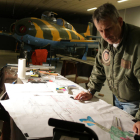 El presidente de la Associació del Camp d'Aviació de la Sénia, José Ramon Bellaubí, supervisando diseños.