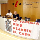 Ibrahima Sylla y del abogado Ramon Setó en rueda de prensa en Tarragona, con una pancarta para pedir la reapertura del caso por la muerte de un mantero en Salou en agosto del 2015.
