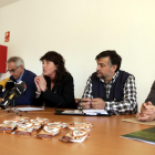 La consellera d'Agricultura, Teresa Jordà, en roda de premsa a Reus amb altres representants del Departament i del sindicat Unió de Pagesos per anunciar mesures per al sector de l'avellana.