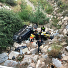 El cotxe ha caigut per un barranc de 5 metres i ha quedat cap per avall.