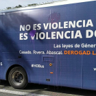 Imagen del autobús de Hazte Oír con manchas de pintura lila y pintadas.