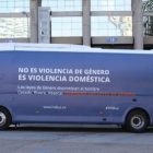 Imagen del autobús de Hazte Oír que dice que 'las leyes de género discriminan al hombre'.