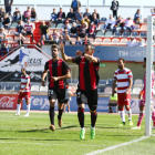 Imatge de Miguel Linares i alguns companys celebrant un gol en el partit contra el Granada a l'Estadi Municipal.