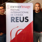 El director artístic del Memorimage, Daniel Jariod, i Ramon Tort, director del documental 'Andrea Motis, la trompeta silenciosa', amb un plafó promocional del festival, al Bartrina de Reus.
