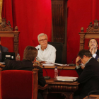 El alcalde de Tarragona, Josep Fèlix Ballesteros, sentado entre los tenientes de alcalde José Luis Martín y Pau Pérez, en el pleno extraordinario.