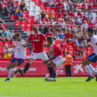 Manu Barreiro y Uche intentan crear peligro durante un momento del partido disputado en el Nou Estadi contra el Rayo Majadahonda.