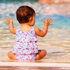 Imagen de un bebé en la piscina.