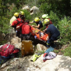 Imatges dels equips del GRAE i GEM evacuant al ferit a la Serra del Montsià.