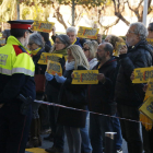 La protesta  'Silenci, rebel·leu-vos' ante un agente de los Mossos d'Esquadra en la comisaría de Joan XXIII de Tarragona.