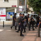Imagen de los agentes de la Policía Nacional saliendo del hotel Gaudí de Reus.