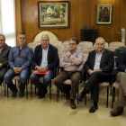 Els alcaldes del Pacte de Berà, asseguts al costat del director adjunt de la Xarxa Sanitària Santa Tecla, Joan Aregio.