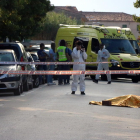 El cos de la víctima tapat a terra i els Mossos fent tasques d'investigació.