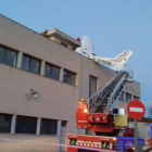 Una avioneta se ha estrellado esta tarde sobre una gasolinera en Badia del Vallès.