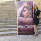María Toledo, amb la portada del seu darrer disc, a les escales del Palau de Congressos.