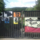 Los diferentes carteles de las puertas han sido pintados con un espray de color negro.