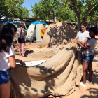 Voluntàries del camp de treball preparant l'acampada