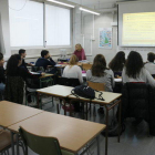 Una aula de l'Institut Baix Camp de Reus, amb diversos alumnes fent classe.