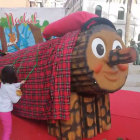Un tió de Nadal de grans dimensions s'ha presentat aquest matí a la plaça dels Infants