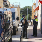 Imagen de archivo de patrullas de la Guardia Urbana y de los Mossos en el barrio de Sant Josep Obrer.