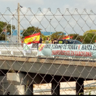 Imagen de la pancarta y las banderas españolas colgadas en el puente de las Gavarres.