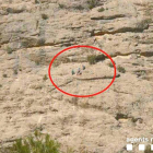 Imatge dels tres escaladors sancionats mentre duien a terme l'activitat.