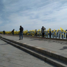 Imatge dels llaços grocs penjats al Balcó del Mediterrani.