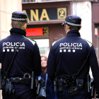 Dos agentes de la Guardia Urbana patrullando para|por Barcelona.