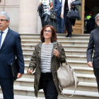 La dona de Jordi Turull, Blanca Bragulat, amb els advocats Jordi Pina i Francesc Homs sortint del TSJC.