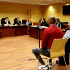 L'acusat que s'enfronta a 11 anys de presó per maltractar i agredir sexualment la seva ex, d'esquenes.