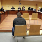 De espaldas, el acusado de abusar sexualmente de su hermana, durante el juicio en la Audiencia de Gerona