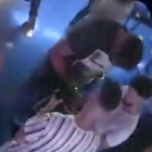 Imatge dels presumptes agressors, amb el vigilant de seguretat a l'esquerra, extreta del vídeo de les càmeres del local.