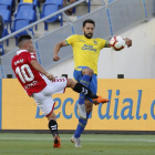 Omar Perdomo davant d'un rival durant el Las Palmas-Nàstic