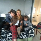 Águeda Zurita, amb les seves dues filles, al pis on viu.