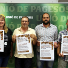 Plan|Plano medio del responsable nacional de la fruta seca de Unió de Pagesos, Rafel Español (el segundo por la izquierda), mostrando los carteles de la protesta del martes junto con otros miembros del sindicato en Reus, el 6 de septiembre del 2019