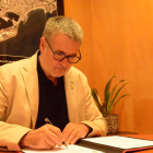 El alcalde de Tarragona Pau Ricomà firmando la carta de la ACM.