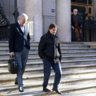 Oriol Pujol, acompañado por su abogado, Xavier Melero, bajando la escalinata del Palau de Justícia después de ser citado por la Audiencia de Barcelona para decidir sobre el ingreso a prisión por el llamado 'caso ITV'.