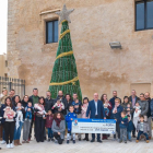Fotografia de grup de les famílies que han rebut el Xec Nadó el 2018 junt a l'alcalde, Roc Muñoz, i diversos regidors del consistori.