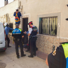 Operarios de Endesa y policías en una operación contra el fraude eléctrico en junio en la zona de Mas Abelló.