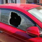 Un coche con la ventana del copiloto rota en Tarragona.