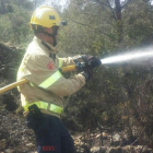 Imagen de archivo de un bombero trabajando en un incendio.