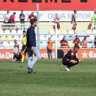 A la imatge es pot apreciar una part de la gespa aixecada durant la batalla entre el Reus i el Granada (1-2).