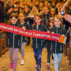 Los niños de la Colla Vella entrando en la iglesia de Sant Joan con el trofeo del Concurs.