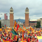 La manifestació per la unitat d'Espanya a la seva arribada a l'avinguda Maria Cristina.