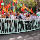 La capçalera de la manifestació a favor de la unitat d'Espanya amb el lema 'Res de pactes amb terroristes ni separatistes'.
